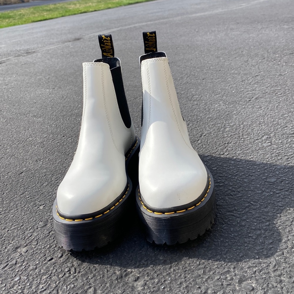 DR. MARTENS 2976 Quad Platform Womens White Chelsea Boots, like new